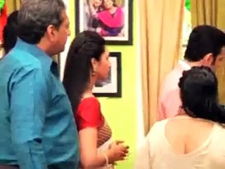 Raman Ne Maara Sabke Samne Romy Ko Thappad - 25 July 2015 - Yeh Hai Mohabbatein