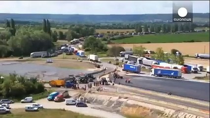 France: farmers move blockades further south