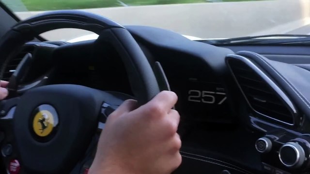 Une Ferrari 488 GTB à 341 km/h sur une autoroute