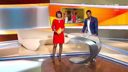 Nela_Panghy-Lee in Nylons und Heels tanzt den Harlem Shake - Pro7_HD - 20.02.2013 legs, skirt beine