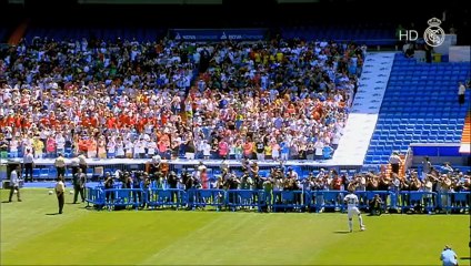 Danilo struggles with kick-ups at Real Madrid presentation