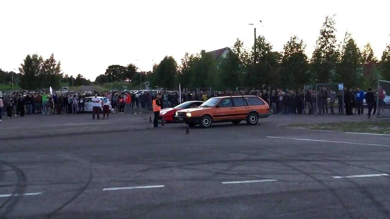 Un duel épic entre une Ferrari 458 Italia et une vieille Passat toute pourrie