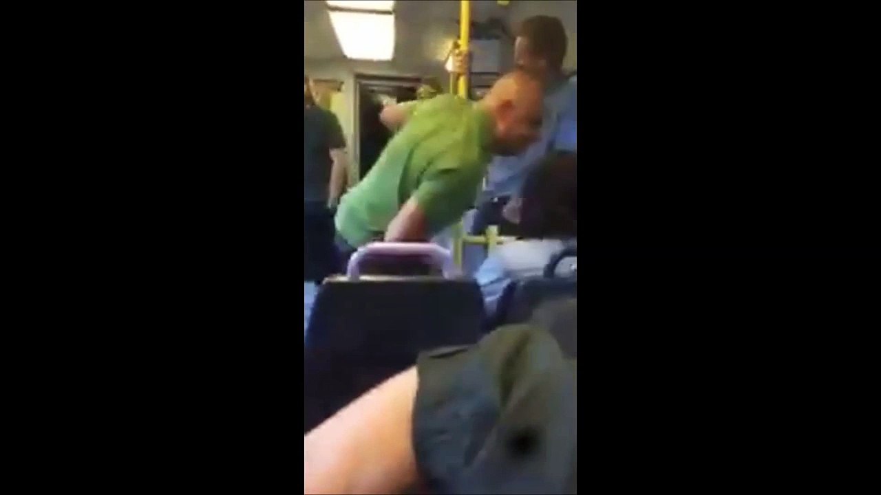 Un homme bourré chante Twist and Shout des Beatles