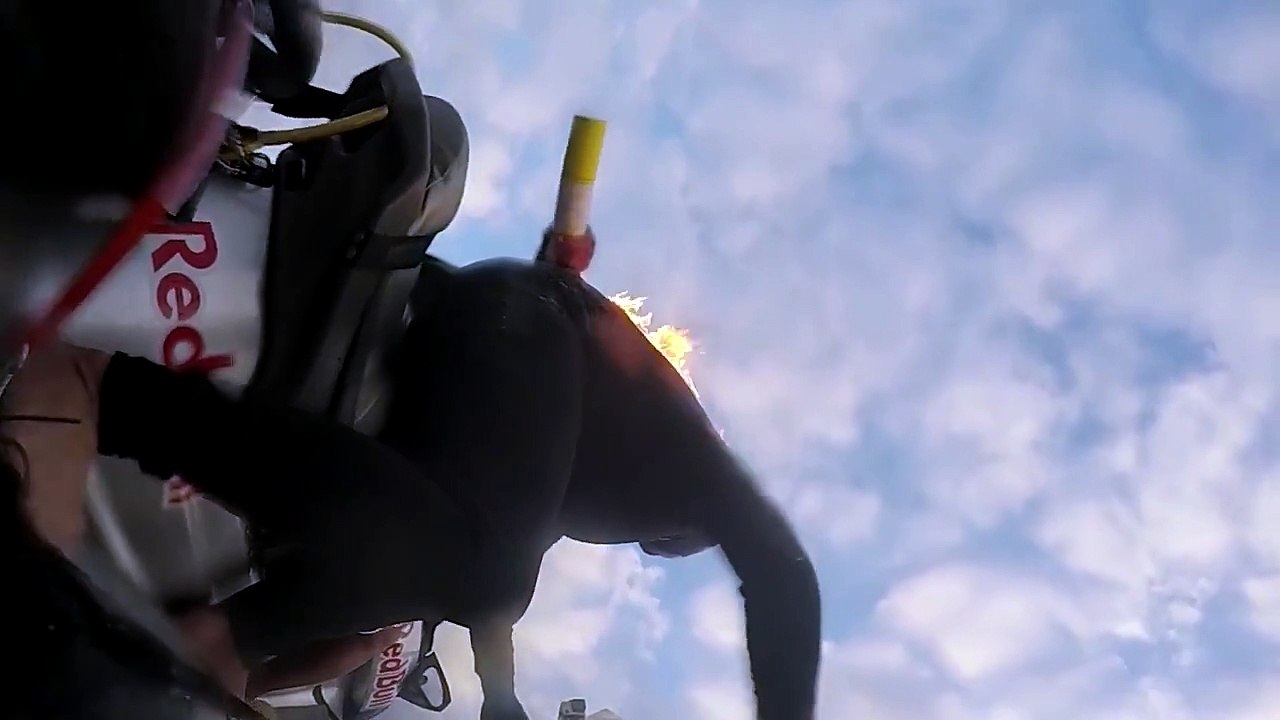 Jamie O'Brien surfe une vague en prenant feu