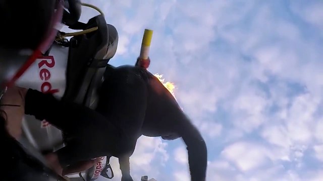 Jamie O'Brien surfe une vague en prenant feu