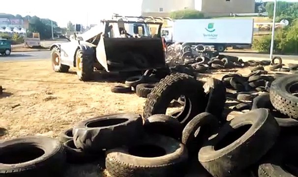 Cora Houdemont bloqués cette nuit par des déversements de fumier et de pneus