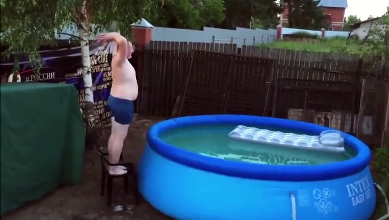 Un plongeon complétement foireux dans une piscine