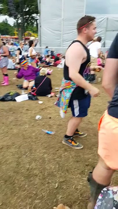 La danse géniale de ce gars lors d'un festival de musique fait le buzz