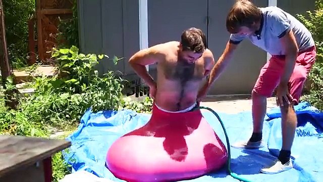 VIDÉO – Slow motion : il entre entièrement dans un ballon d’eau géant et…