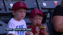 Un petit garçon se bat avec son hot dog