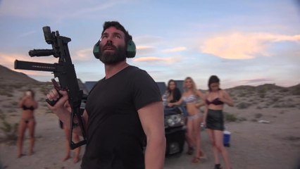 Dan Bilzerian s'amuse à détruire des drones avec des armes à feu