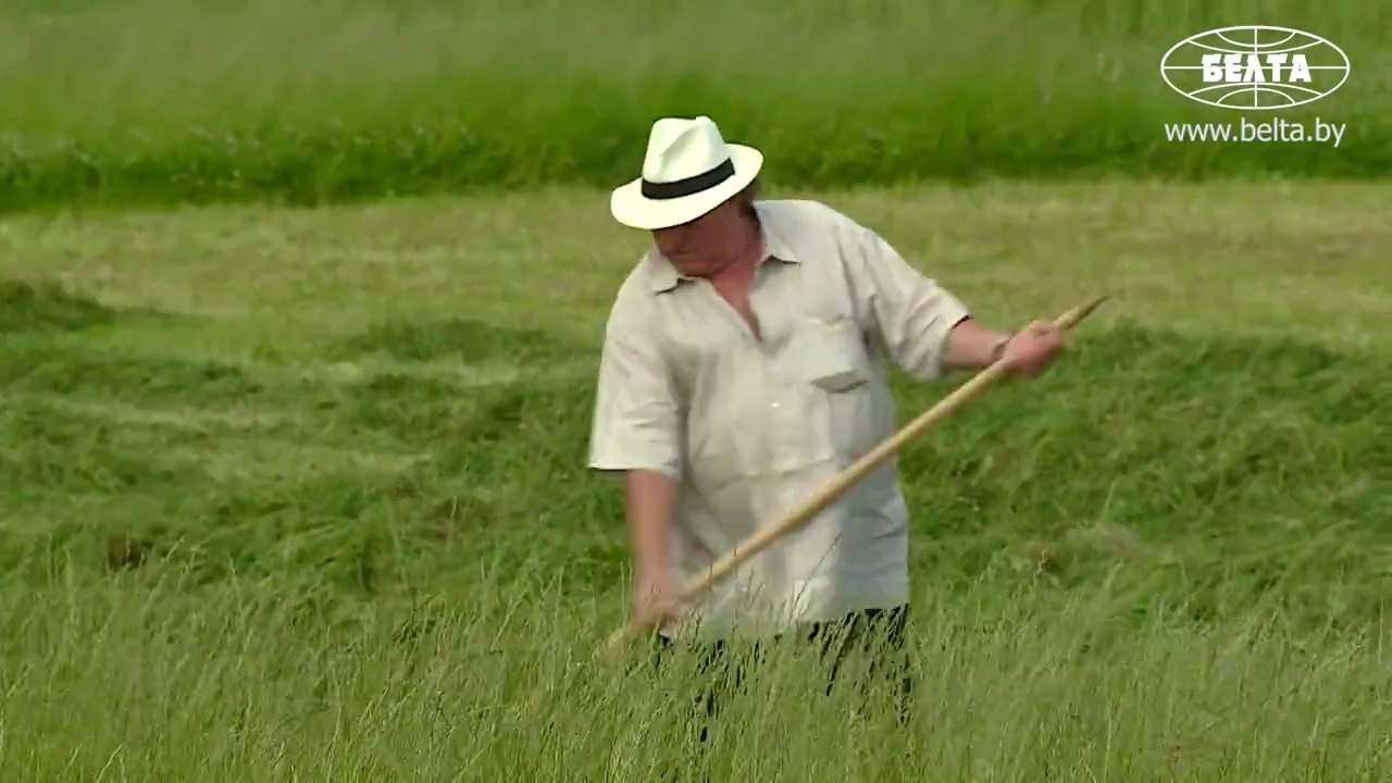 Depardieu, faucheur de foins en Biélorussie