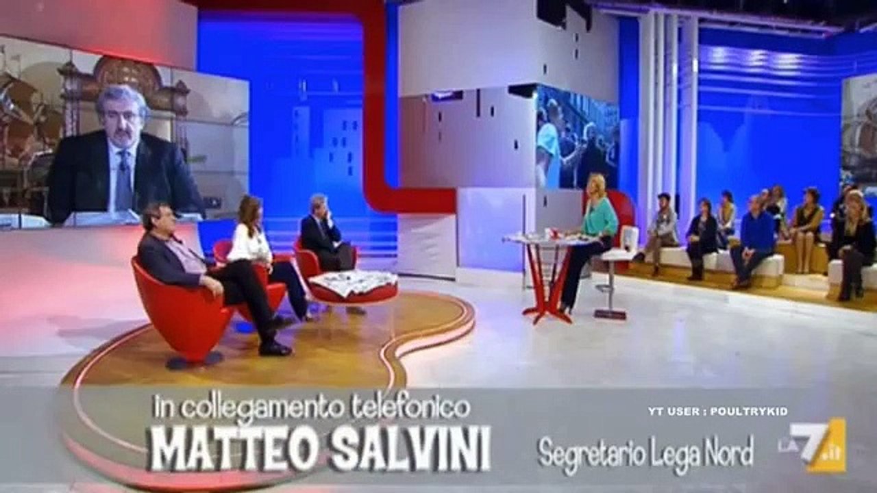 Il comunista riciclato Matteo Salvini contestato a Napoli e costretto a fuggire