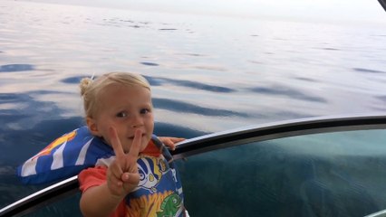 Une petite fille fait apparaître une baleine avec sa main