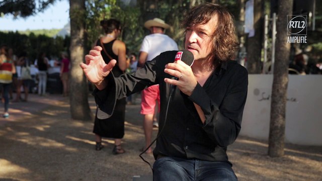 Cali en interview au festival Les Déferlantes