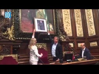 El PP de Barcelona pone un cuadro de Felipe VI en el Consistorio y Colau lo quita