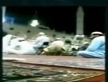 تركي مسن   يصلي في المسجد النبوي برجل واحدة     قل سبحان الله