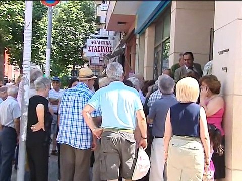 Νέες ουρές στις τράπεζες για τα 300 ευρω