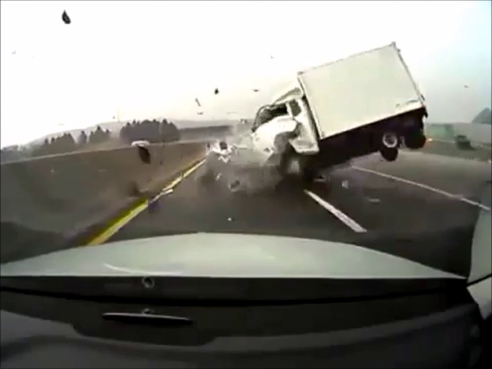 Terrible accident de voiture sur une autoroute