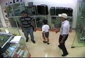 Ladrón de celulares El Dorado Mall - Thief caught on CCTV stealing a cellphone