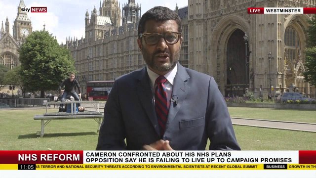 Deux hommes improvisent un tour de magie sur Sky News