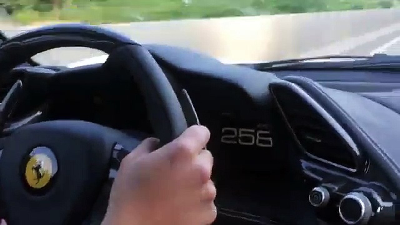 Une Ferrari 488 GTB à 341 km/h sur une autoroute
