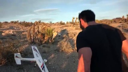 Le multimillionnaire Dan Bilzerian s'amuse à tirer sur des drones