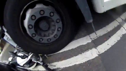 Un camion roule sur une Ducati Monster