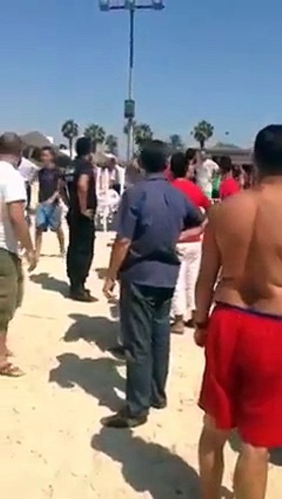 عاجل بالفيديو :o : هذا ما حصل في نابل عند غلق كشك على الشاطئ :o