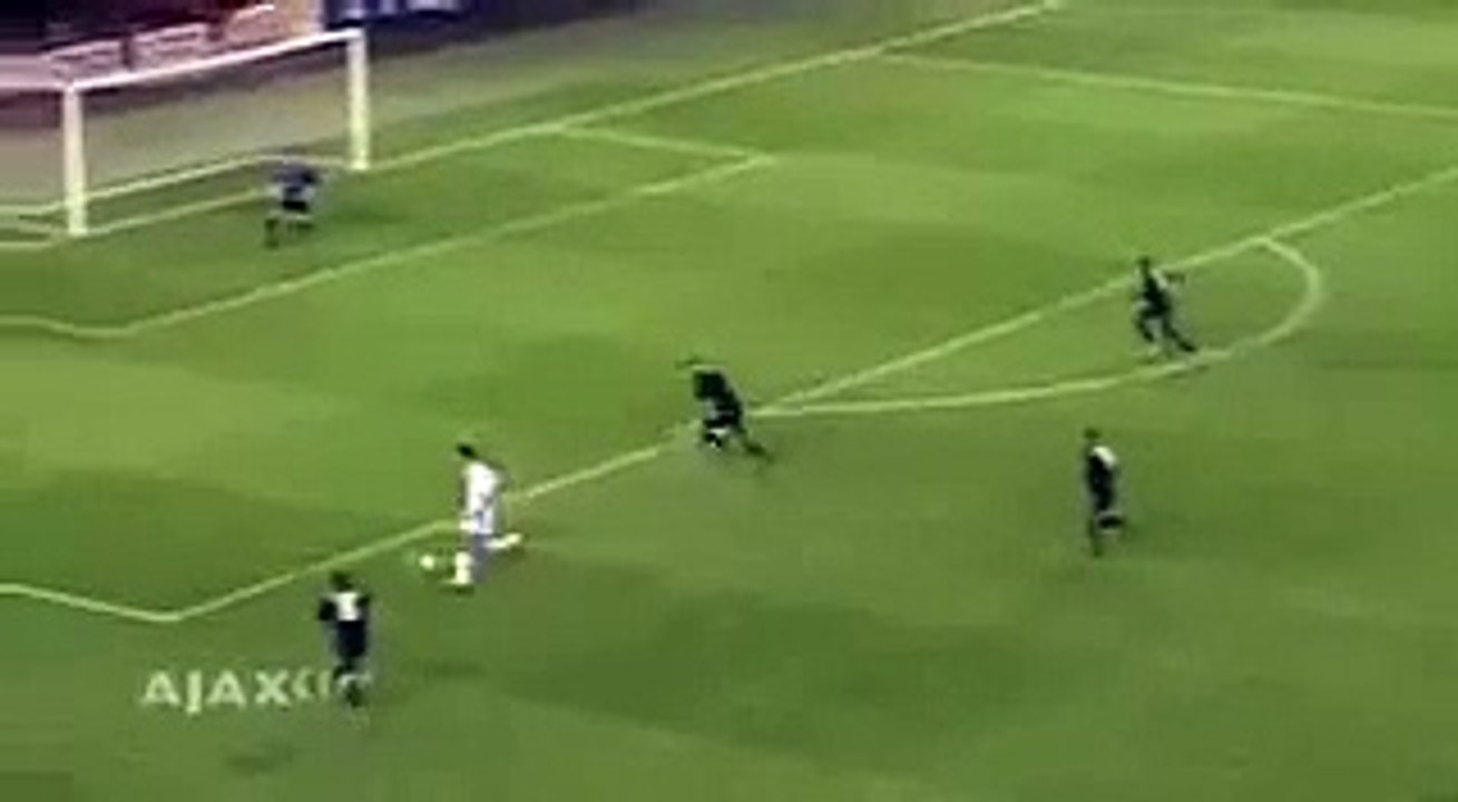 ثنائية زلاتان إبراهيموفيتش مهاجم أياكس في مرمى ليون في أول لقاء رسمي له في دوري أبطال أوروبا ٢٠٠٢/٠٣