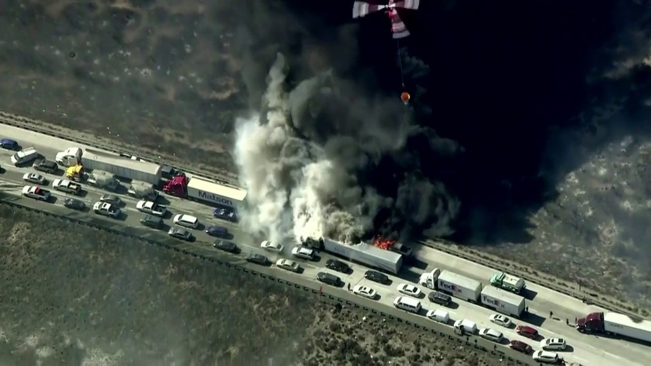 Voitures dévorées par les flammes sur une autoroute californienne
