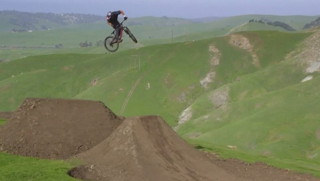 Une descente en VTT filmée en un plan-séquence par un drone