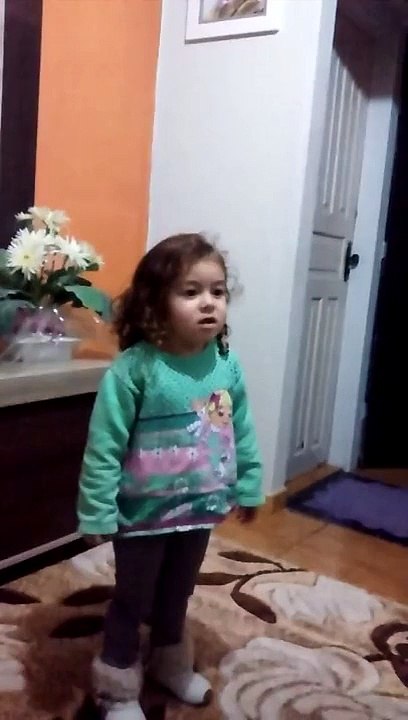 Yasmim cantando a música  meu banquinho
