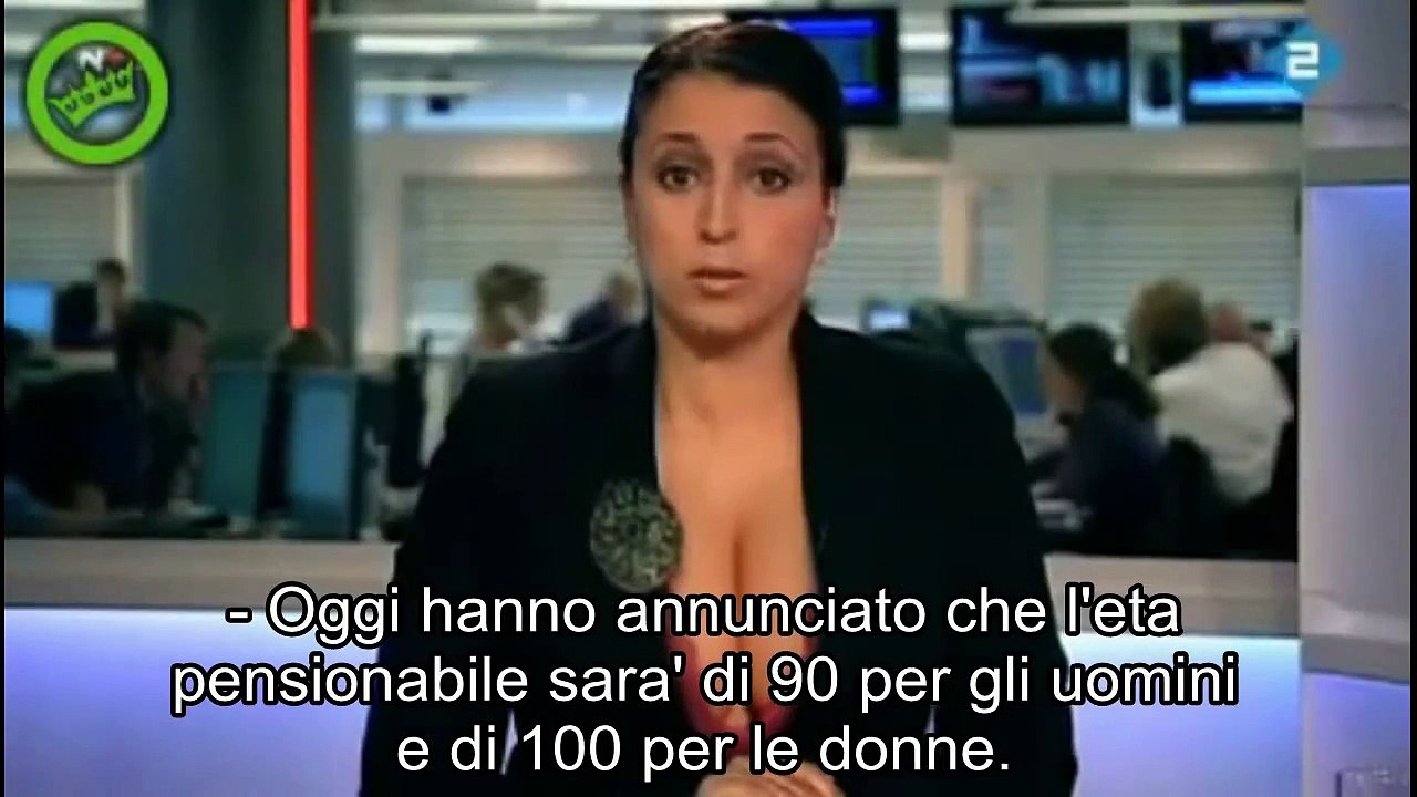La presentatrice mostra le tette durante il telegiornale