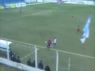 Cet entraîneur pête un cable et tacle un adversaire !