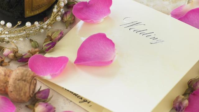 Which state's wedding guests give the biggest and smallest cash gifts