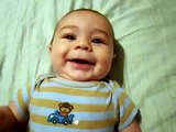 Kleines Baby 4 Monate alt spricht in Babysprache! Süß!