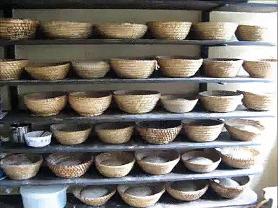 ドイツの伝統的な薪窯でパン作り