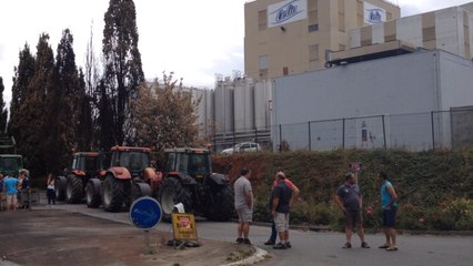 Les éleveurs manifestent devant Celia