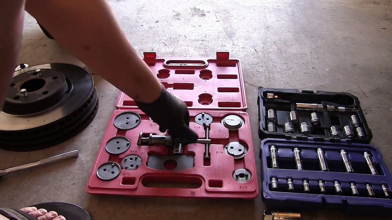 Changing Lexus IS250 AWD Rear Brake Pads video Dailymotion