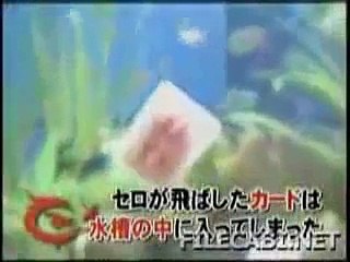 Mágico japonês faz mágica com aquário.