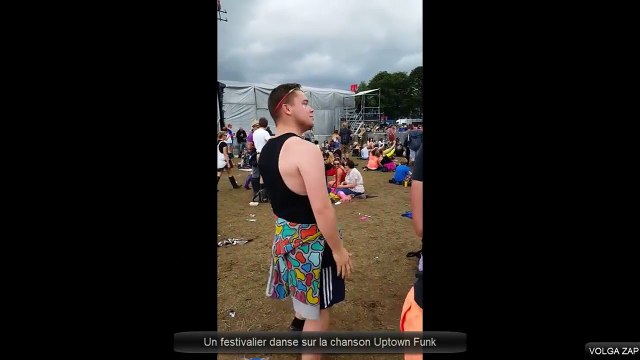 Un festivalier danse sur la chanson Uptown Funk