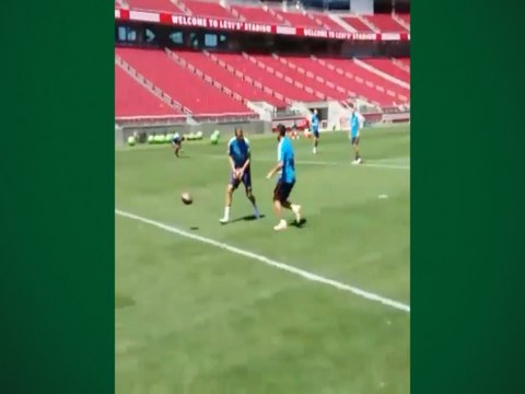 Jogadores do Barcelona fazem belas jogadas com bola de futebol americano