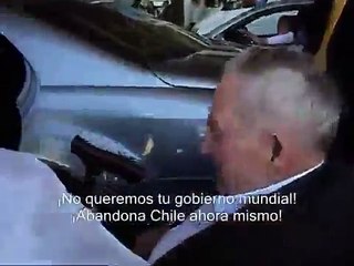 下载视频: RNWO David Rockefeller confronted at Chilean Airport du.flv