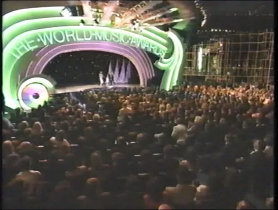'96 Princess Stephanie presents MJ Award at World Music Awards (HD)