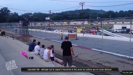 cascade fail - allongé sur le capot il traverse le feu avec la voiture qui lui roule dessus