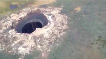 Sinkhole Russie - Un trou géant apparaît aux confins de la Sibérie, impossible de voir le fond