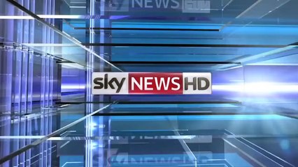 deux jeunes magiciens s'amusent à videobomber un journaliste en direct à la télévision