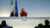 Stefania Giannini si presenta ad una conferenza stampa del governo per farsi vedere