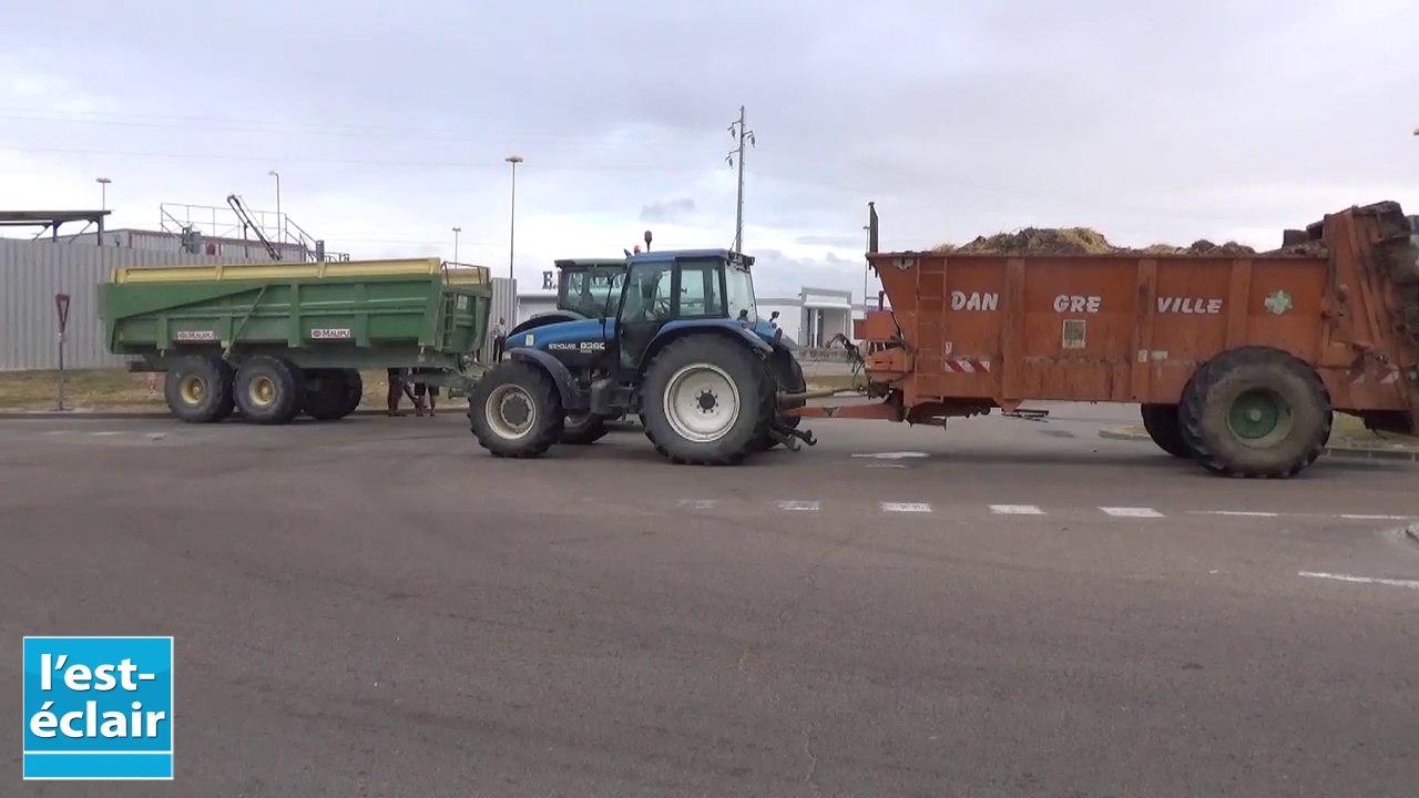 Les agriculteurs aubois bloquent l'accès des hypers